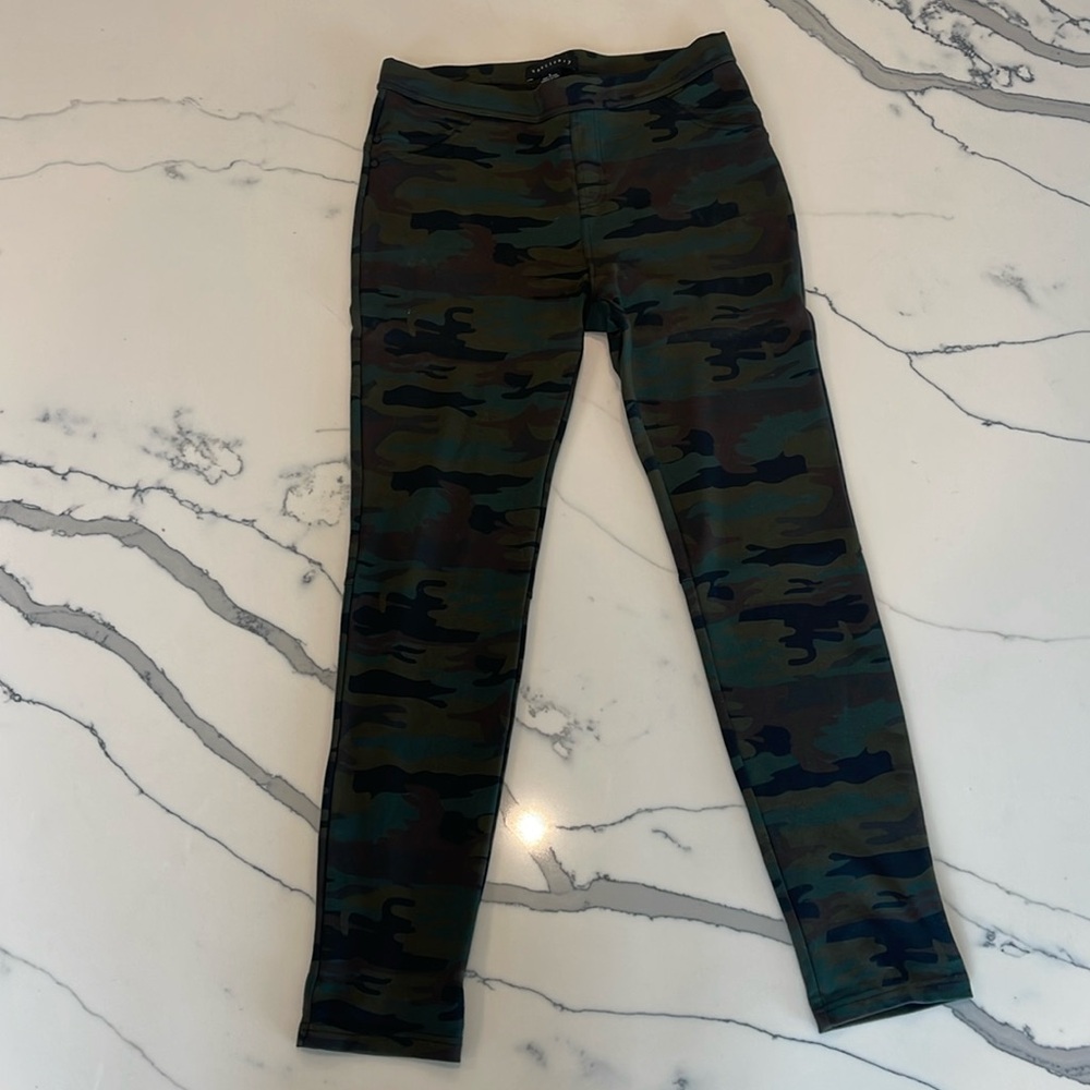Sanctuary camo legging. Size Large.